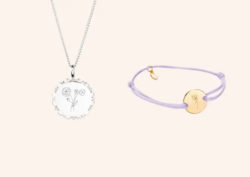 Collier et bracelet avec un symbole mois d'avril : des fleurs délicates gravées sur des médaillons.